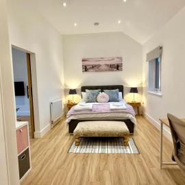 Bespoke 1 Bedroom Barn by Stansted Airport & Holiday Parking, hotel a London Stansted Airport