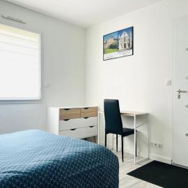 Logement indépendant avec ventilateur, frigo et micro-ondes