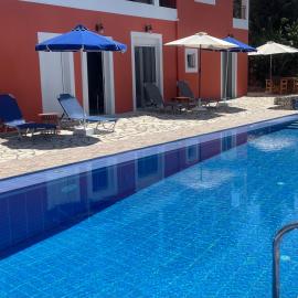 Dans une villa avec piscine privée, calme, proche des plages, vues mer et montagnes, hotel a Tsivarás