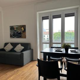 Centro Lecco Piazza Manzoni wi fi gratuito APPARTAMENTO MODERNO, hotel in Lecco