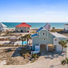 Family-Friendly St. George Island Home | Sleeps 12 + Private Beach, hotel in Eastpoint