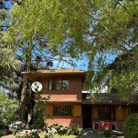 Casa serrana frente al valle