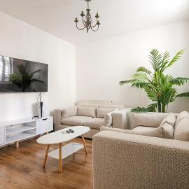 Spacious 3 Bedroom Home with PS5 and Pool Table Near O2 Arena Canary Wharf and Elizabeth Line to Central London, hotel u gradu 'Woolwich'