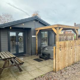 The Slipway Cabins with Hottub, hotel in Burscough