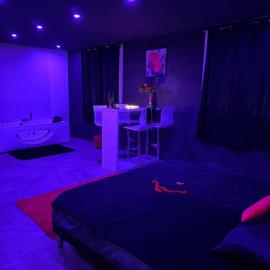 Love Room Passion Purple, hotel in Balaruc-le-Vieux
