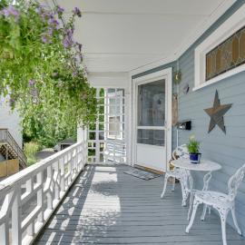 Quaint Beverly Townhome: Walk to Beach & Downtown!