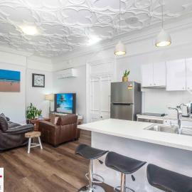 King & Queen Bed - Apartment on Summer Near Cook Park - CBD