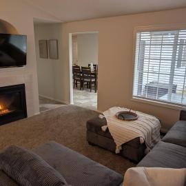 Cozy North Keizer Retreat with fireplace, hotell i Keizer