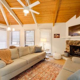 < 1 Mi to Beech Mtn! All-Season Outdoor Retreat, hotel in Beech Mountain