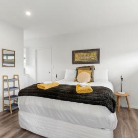 Beverley Hills Studio Apartment - Shared Pool and Hot Tub