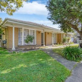 Cozy Oakleigh South Family Home Next to Playground