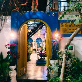 The Coral House Homestay by the Taj, khách sạn ở Agra