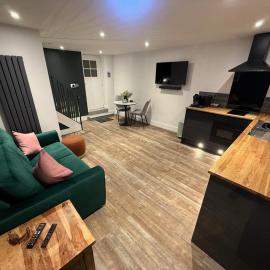 Willow Barn - Nantwich, with Hot Tub, hotel a Wybunbury