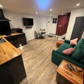 Cedar Barn - Nantwich, with Hot Tub, hotel a Wybunbury