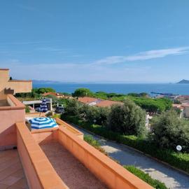 Monolocale 3 con terrazzo vista mare, hotel en Cavo