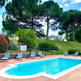 Gîtes Château de la Selve, hotel i Grospierres