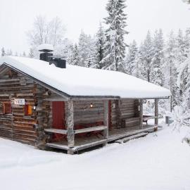 Satu, kahden makuuhuoneen kelomökki valaistun hiihtoladun vieressä vieressä
