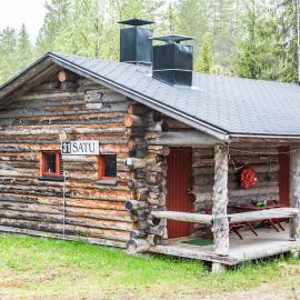 Satu, kahden makuuhuoneen kelomökki, lukuisten polkujen, polkupyöräreitin sekä kalaisan tunturilammen vieressä, hotel in Syöte