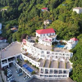Zura palace, hotel Kvariatiban