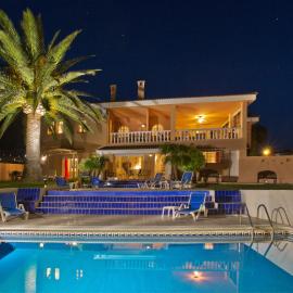 Villa Tranquilla - Sea View Apartments with Pool - Walk to Beach - Family and pet Friendly, hotel in Estepona