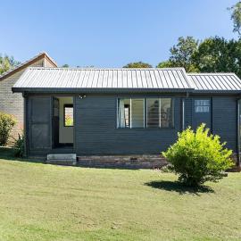 Mid-Century Cabin - 1 Bed, 1 Car, Golf Course, 15 min to CBD, hotel a The Gap