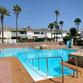 Agréable bungalow avec grande terrasse et piscine