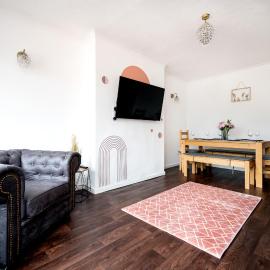 Cosy 3-Bed Home l Free Parking l WiFi l Sleeps 8 l Family Friendly l Hosted by The Cosy Corner Nationwide, hotel in Bolton