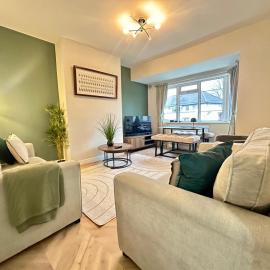 Lovely spacious 3 double bed flat, LS17