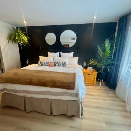 Luxurious Ski-In Ski-Out Jacuzzi Condo with King Bed, Pool, Gym and Sauna, hotel in Edgar