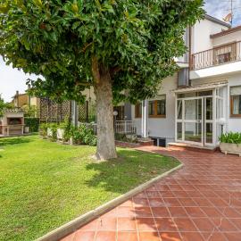 Ampia Villa con Giardino, la Tua Oasi di Relax, Hotel in Casal Palocco