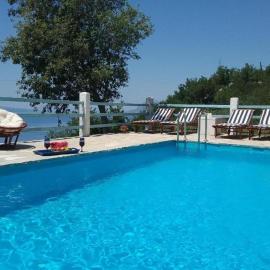 Stone house, hotel in Brela