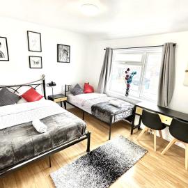 4 ensuite Bedroom Entire House Sleeps 10 Driveway Parking near Coventry Univesity and City Center, hotel din Coventry