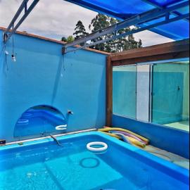 Casa de sítio com piscina coberta, sala de jogos e fogão a lenha