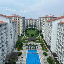 2BR Family suite with Balcony with WiFi and Netflix, behind SM Sucat, hotelli kohteessa Manila