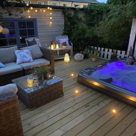 Cozy house with amazing year-around outdoor silver hot tub, hotel v mestu Saltsjöbaden