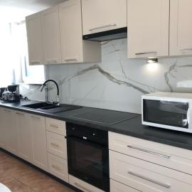 Lägenhet Thujan, Solrosen i Simrishamn-Österlen, hotel in Simrishamn