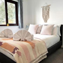 Kenegie View, Bright & Vibrant 2-Bedroom with Shared facilities on site!, Hotel in Gulval
