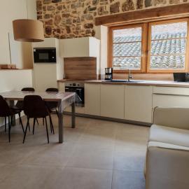 Gîte Mandaline avec jacuzzi intérieur, hotel di Saint-Georges-de-Luzençon