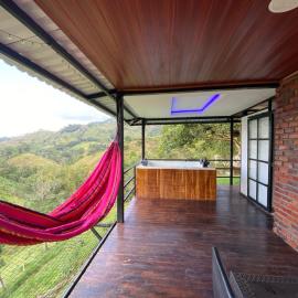 Cabaña en Norcasia con Jacuzzi sin calefacción, piscina agua de manantial y opción de atracciones extremas Paraíso Xtreme, hotel i Confines