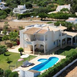 Casa das Oliveiras - piscina privada, jardim, perto da praia, hotel en Moncarapacho