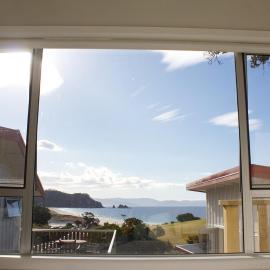 Studio at Otama Beach -Pohutakawa, hotel in Opito Bay