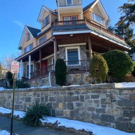 Grand 2BR near MetroNorth with easy parking, hotel u gradu 'Yonkers'