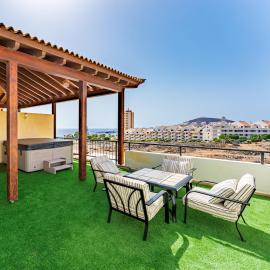 4 Bedroom Villa with Jacuzzi, heated Swimmingpool, front Ocean and view !
