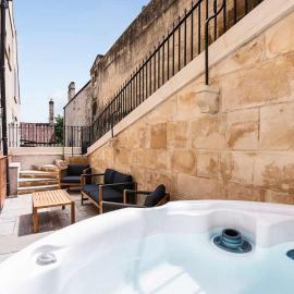 Former Wine Vaults with Hot Tub & Private Courtyard, hotel sa Bath
