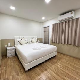 Kata walk&wave hostel, hotel in Kata Beach