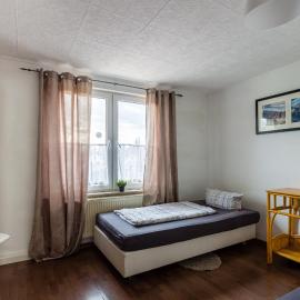 Zweibettzimmer in Bitterfeld-Wolfen, Haus mit Gemeinschaftsküche und -Bad für Monteure