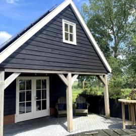 IT ÚT FAN HÚSKE - met hottub in hartje Friesland, hotel sa Goënga