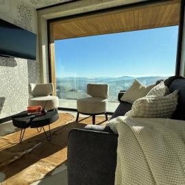 Montini - domki z jacuzzi i apartamenty na górze Ochodzita โรงแรมในโคเนียคูฟ