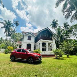 Charlotte's Coral Breeze - A Colonial Seaside Bungalow, hotel in Hikkaduwa