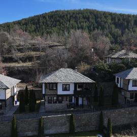 Трите къщи, hotel din Leşten
